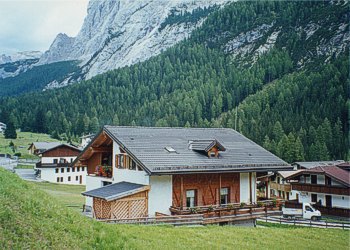 Appartamento a Penia di Canazei. La villetta è in una zona residenziale particolarmente tranquilla. Gli appartamenti in mansarda sono caldi ed accoglienti, recentemente arredato nel tradizionale stile di montagna.
Sul davanti della casa c'è una terazza solarium dotata di sdraio, griglia, ping pong , calcetto balilla, parcheggi.
