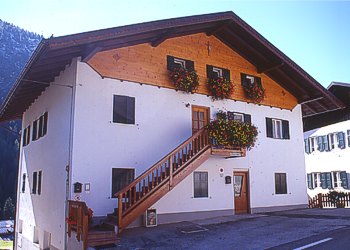 Appartamento a Penia di Canazei. Casa abitazione privata situata al centro di Penia di Canazei a pochi metri dalla
fermata dello Ski bus.
La nuova cabinovia a 10 posti che collega al carosello sciistico del Sellaronda dista a poco più di 500 metri.
Nelle strette vicinanze dell'abitazione è disponibile anche un piccolo negozio di alimentari aperto tutti i giorni.