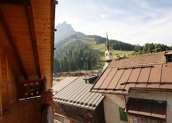 Appartamento a San Giovanni di Fassa - Pozza. La pista notturna Alloch, vista dal balcone.