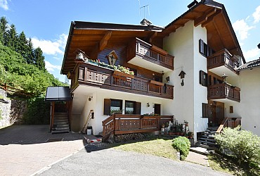 Appartamento a Moena. Villa privata in posizione particolarmente soleggiata e tranquilla. E' al termine di una strada secondaria senza uscita, vicinissima al bosco. Si prega i gentili clienti di chiamare per informazioni o prenotazioni orari pasti.