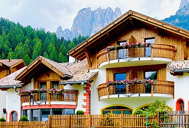 Case con appartamenti San Giovanni di Fassa - Pera: Appartamenti Adriano Mich