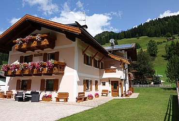 Appartamento a Penia di Canazei. Cesa Mandi e Miky è situata in zona tranquilla e panoramica, grazie alla vicinanza alla funivia Ciampac e al nuovo impianto Doleda (famoso Sella Ronda) SOLO 900 metri e alla fermata dello ski bus solo pochi passi è il soggiorno ideale per gli sciatori.
La nostra struttura è dotata di appartamenti confortevoli da 2/3 a 4/5 letti, tutti sono equipaggiati con lavastoviglie, microonde, bollitore elettrico, frigorifero con piccolo cella, tv lcd e divano.
Cesa Mandi e Miky è dotata di garage e deposito sci con scalda scarponi.