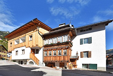 Cèsa Mario - Campitello di Fassa - The apartament is located in the historic center of Campitello di Fassa.
At about 250 meters from the cableway Col Rodella.Reserved parking space.
