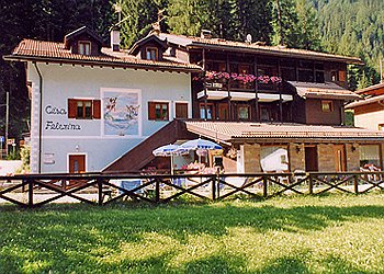 Apartment in Canazei. la prenotazione definitiva sara'
accompagnata da caparra.
nei appartamenti e' vietato fumare.
il giorno di arrivo per le ore 16
partenza per le ore 9,
la caparra verra' tramite vaglia postale
a BUSIN LIA VIA CERCENA' 58
38032 CANAZEI TN.
GRAZIE.