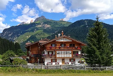 Apartment in Canazei. Plunged in the green of a beautiful mountain scenary, that only the Dolomites in Val di Fassa can offer, House Ciasates is a meeting point for guests who recognize the value of an incomparable stay. 
Parking place:discounts for wellness center.Next to the skibus stop.300 meters away from the lifts and from the ski school.

NEW SUMMER 2007 FITNESS-ROOM