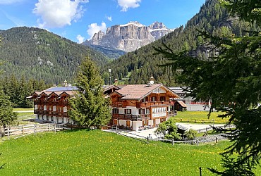 Apartment in Canazei. Cèsa Ciasates is in Canazei, to little distance from the centre of Canazei and the Belvedere lifts, where the famous Sellaronda begins, a fixed destination for every skier. During the summer it becomes the starting point for pleasant walks in the mountains. The house is surrounded by vast green meadows where horses browse. It is quite easy here to feel in contact with nature and not to feel lonely: horses are so good companions.