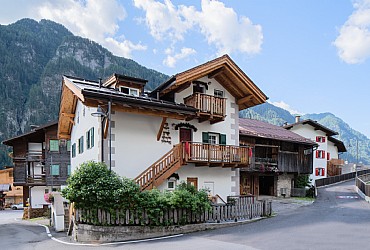 Case con appartamenti Campitello di Fassa: Cesa Marin