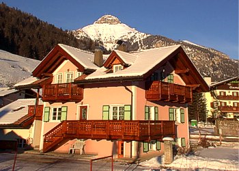 Cesa del pitor - Nel centro abitato di Fontanazzo comune di Mazzin 
Distanza dai centri principali:
-     Campitello 1,5 km
-     Canazei 3 km
-     Pozza di Fassa 6 km
-     Moena 12 km

/Distanza dai servizi:
-	Farmacia 1,5 km
-	Famiglia cooperativa 1,5 km
-	Pizzeria 300 metri
-	Altre pizzerie e ristoranti 1,5 km
-	Fermata autobus e skibus 100 metri

