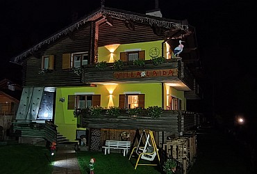 Appartamento a Alba di Canazei. Villa L’Aida è una casa singola circondata dal verde dei prati e composta da due appartamenti (bilocale e trilocale) nel cuore della Val di Fassa ad Alba di Canazei, nei pressi della funivia del Ciampac. Villa L'Aida è in posizione tranquilla e soleggiata, l'ideale per trascorrere le vostre vacanze in pieno relax e tranquillità ai piedi delle più importanti cime delle Dolomiti. Dagli ampi balconi potrete ammirare le cime del Colac e del Vernel, dal giardino avrete invece la vista del Gruppo del Sassolungo.
Villa L'Aida è composta da un appartamento bilocale ed un appartamento trilocale, ben arredati e completamente attrezzati con impianto TV/SAT, lavatrice, lettini per bambini (tipo campeggio), seggioloni e fasciatoi. I servizi comuni comprendono: ampio e comodo parcheggio privato, giochi per bambini, giardino solarium attrezzato con sdraio, dondolo ed amaca, zona barbeque e tavolo da ping-pong.
Si accettano animali se ben educati.