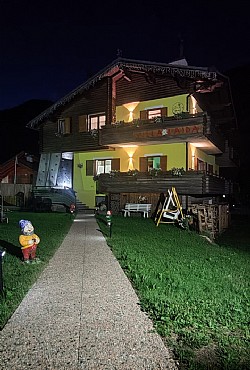 Appartamento a Alba di Canazei. Villa L'Aida è situata in un punto strategico per raggiungere rapidamente tutte le principali escursioni: è ai piedi del Passo Fedaia (Marmolada), e dei Passi Pordoi e Sella. La Valle San Nicolò e la partenza degli impianti a fune per il Catinaccio sono a 15 minuti d'auto.
La via ferrata Finanzieri sul Colac e le meravigliose passeggiate per tutta la famiglia verso il Rifugio Contrin, il Passo San Nicolo (sentiero Pederiva) ed il Buffaure partono a 300 metri dalla casa.
Percorrendo solo 1 km (gradevole passeggiata lungo il torrente Avisio) si è alla telecabina del Belvedere che porta in quota e permette di proseguire lungo il “Vièl dal Pan” (escursione per tutta la famiglia) oppure di raggiungere il Gruppo del Sella, salendo al Sass Pordoi (funivia) ed al Piz Boè.
Con 5 minuti in auto si arriva alla funivia del Col Rodella per le numerose escursioni nel gruppo del Sassolungo, sia per tutta la famiglia (Rifugio Pertini, Sasso Piatto e Val Duron) che un po' più impegnative (ferrata delle Meisules sul Sella ed Oscar Schuster sul Sasso Piatto).
Soggiornando a Villa L'Aida potete raggiungere le mete più ambite delle Dolomiti dimenticandovi dell'automobile!
POSIZIONE:
A 1,5 km dal centro di Canazei in zona tranquilla e soleggiata
Funivia del Ciampac: a 300 metri
Telecabina per Ski Area Belvedere - Col Rodella - SellaRonda: a 1 km
Fermata Skibus (gratuito): a 100 metri
Fermata Bus di linea: a 100 metri
Parco giochi: a 200 metri
Stadio del Ghiaccio: a 100 metri