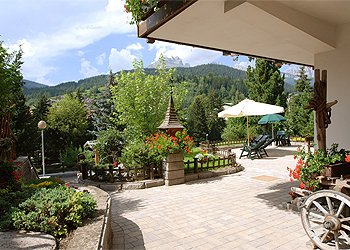 Appartamento a Moena. Il giardinetto nella stagione estiva offre relax, sole e tranquillità.