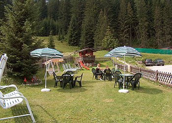 Apartment in Canazei. In summertime we offer:
barbecue,mountain-bikes,garden with chairs and games for children.