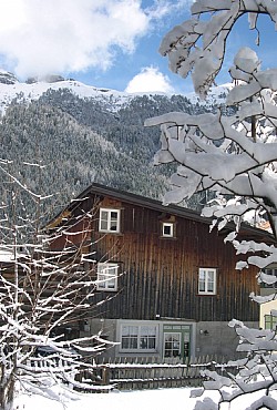 Wohnung - Canazei. Tobia de Vale Winter: Wenn es im Dorf schneit, ist es möglich, das Haus mit Skiern zu erreichen