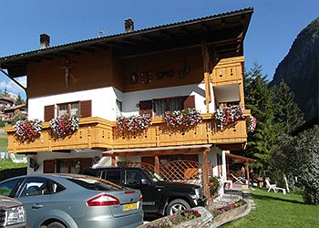 Appartamento a Campitello di Fassa. La casa si trova in ottima posizione, in zona tranquilla, a 100 metri dalla piazza centrale, vicina ai principali negozi a 250 metri dalla funivia del Col Rodella, punto di partenza per il mitico Sellaronda ed a 150 metri dalla fermata dello skibus.