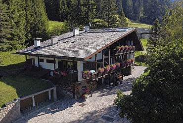 Residence a Canazei. Di elevata qualità, situato a 30 metri a monte dell’Hotel TYROL, a pochi passi dal centro in posto tranquillo e soleggiato, circondato da un grande giardino alberato. Di stile montano con tanto legno, gode di una bellissima vista sulle montagne circostanti. Dispone di grande parcheggio e garage, lavanderia opportunamente attrezzata. Posto ideale per chi vuole sfuggire lo stress quotidiano ed immergersi nelle tranquillità, nella pace e nel verde.