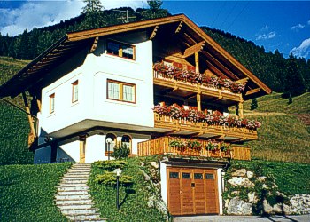 Apartment in San Giovanni di Fassa - Pozza. Giulia Home is in a sunny and quite area reaward the street, surrounded by fields, with private parking, only 200 m far from centre. Nearby, there is the acess to San Nicolò valley, walking and trekking destination and Buffaure Lifts, in the winter season the start for The ski Tour Buffaure - Ciampac 40 Km of beatiful perfectly sowy pistes. Dallapozza family wish you a relaxed and peacaful holiday.