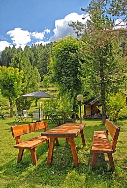 Ciasa Lino Defrancesco - Servizi giardino: tavoli e panche, giochi per bambini: casetta in legno, altalena e gioco del ping-pong, utilizzo biciclette bimbo.