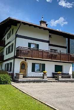 Appartamento a San Giovanni di Fassa - Pozza. La casa si trova in una posizione soleggiata e tranquilla e nello stesso tempo vicino al centro.
Dispone di ampio parcheggio e bellissimo giardino.
Gli appartamenti, ben attrezzati per 4/5 persone, sona composti da soggiorno con angolo cottura, due camere da letto e il bagno,inoltre sono dotati di tv satellitare e lavatrice.