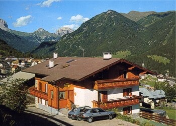 Apartment in San Giovanni di Fassa - Vigo. The building is located in an area of the most beautiful and quiet of Vigo di Fassa. 
Distance from main services 300 m. 

Vigo is located at the centre from the Valle di Fassa, far from Canazei 9 km and 8 km from Moena.