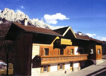 Apartment in San Giovanni di Fassa - Vigo. All the apartments of the house are equipped with balcony. 
E 'situated in a quiet and very sunny. 
It also has a large private parking and a garden. 
All apartments are equipped with safe and in a service there is a hair dryer.