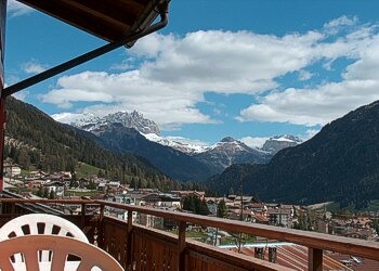 Casa Gotart - Dal balcone si può ammirare il paesaggio da EST fino a OVEST  veso il gruppo del Sella , Cima Dodici e zona del Lusia.
