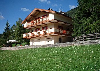 Appartamento a San Giovanni di Fassa - Pozza. Casa Maria Grazia si trova a Pozza di Fassa in una zona tranquilla, soleggiata ed in mezzo al verde. Ideale per passare una vacanza in tutto relax dotata di un simpatico giardino con vista diretta sulla magnifica Cima 12. Dista 300 m dal centro.