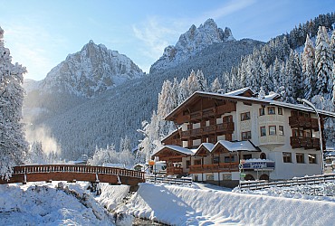 Appartamento a San Giovanni di Fassa - Pozza. La casa “Majon Garnetè” è situata alla fine della principale via Meida risalendo il paese in direzione della splendida Val San Nicolò. La posizione offre un ampio panorama sulle più belle montagne della Val di Fassa.