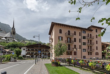 Alberto Compagnoni - Moena - L''appartamento si trova in zona centrale nei pressi della passeggiata dei giardini pubblici dove è possibile raggiungere facilmente e comodamente tutto quello che offre il paese.