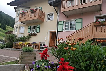 Appartamento a Mazzin - Fraz. Fontanazzo. Casa con 3 appartamenti (1 occupati dai proprietari).
Parcheggio privato.
Posti macchina garantiti.
Uno al piano rialzato e uno in piano seminterrato con ottima luce.
Posizione della casa molto soleggiata.
Gli appartamenti vengono affittati da sabato a sabato, non si forniscono lenzuola e asciugamani. Viste esperienze negative precedenti non si accettano animali.
