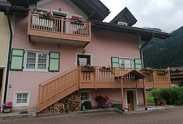 Cesa del pitor - In the centre of Fontanazzo, municipality of Mazzin. Distance from the major villages: - Campitello 1,5 km - Canazei 3 km - Pozza di Fassa 6 km - Moena 12 km