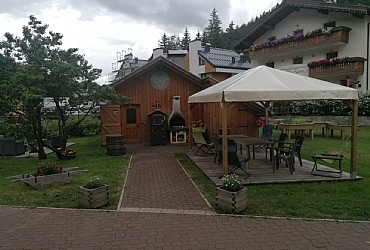 Appartamento a Mazzin - Fraz. Fontanazzo. Ampio giardino esterno con salta salta per bambini, gazebo con tavolo, zona con ombrellone divanetti e braciere, stenditoio, barbecue, parcheggio.