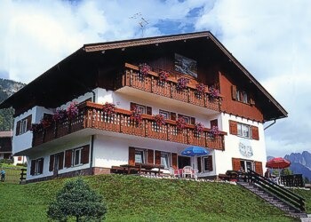 Appartamento a San Giovanni di Fassa - Vigo . Casa situata in zona tranquilla, a pochi minuti dal centro e poco distante dal centro commerciale, in zona soleggiata.
Gli appartamenti sono spaziosi e arredati con gusto.
Sul retro della casa c'è un grazioso giardino con giochi per bambini.
Comodo parcheggio nel piazzale antistante.