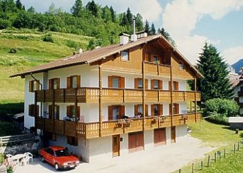 Maria Giovanna Chiocchetti - Moena - In einer sonnen- und aussichtreichen Lage in einer wunderbaren Talebene von Moena befindet sich die neue Apartmentanlage, grosser Parkplatz, Garage, Garten.

Wohnungen mit 80 qm, wie folgt aufgeteilt; Eingangsbereich, 2 Schlafzimmer - beide mit 2 oder 3 Betten, Badezimmer mit Wanne und Dusche, Waschmaschine, abgeschlossene Küche mit Essgruppe, Wohnzimmer mit TV, breiter Balkon rund um Apartment.

In wenigen Minuten vom Zentrum entfernt, ist die Anlage ein idealer Ausgangspunkt für wunderbare Ausflüge in die Dolomiten, besonders in die Latemar- und Rosengartengruppe und zum bezaubernden Karersee.

