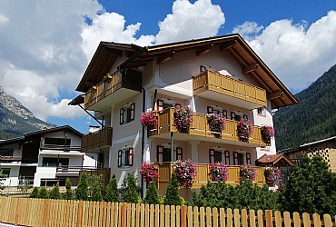 Bytě - San Giovanni di Fassa - Pozza - Zvenčí - v létě - Photo ID 3305