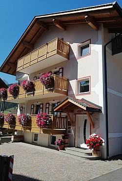 Bytě - San Giovanni di Fassa - Pozza - Zvenčí - v létě - Photo ID 3307