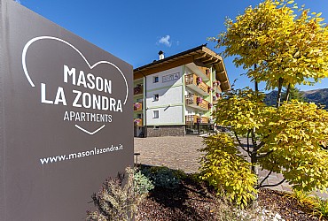Appartamento a San Giovanni di Fassa - Vigo. La nostra casa è situata a pochi passi dal centro di Vigo di Fassa, di fronte al parco giochi comunale. Gode di una posizione molto tranquilla, grazie all’ ampio parcheggio ed al vasto giardino dotato di barbecue, altalena, fontana e tavoli con panchine. Spazi ideali per famiglie. Ampia la scelta per quanto riguarda la varietà e la tipologia degli appartamenti, accessibile anche ai disabili, variano dai 2 ai 5+1 posti letto. La casa offre la possibilità di utilizzare l'ascensore (le mamme possono arrivare in casa con i passeggini senza dover fare nessun gradino), connessione a internet con sistema wireless (GRATUITO), lavatrice, ski-room (bike-room) con asciugascarponi e parcheggio privato. A disposizione dei nostri ospiti, maestri di sci e guida alpina, per lezioni, escursioni o semplici suggerimenti. Biancheria e lettini per i Vostri bambini, a richiesta, a pagamento.