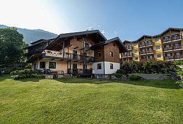Appartamento a San Giovanni di Fassa - Pozza. La nostra casa,di recente costruzione, è situata in una zona tranquilla e soleggiata a circa 5 minuti a piedi dal centro, vicino alla fermata dello Skibus e alle nuove Terme di Pozza.
Disponiamo di 3 app.ti, 1 a piano terra, 1 al primo piano e 1 in mansarda, tutti dotati di balcone.
In estate mettiamo a disposizione dei nostri ospiti nel nostro ampio giardino un Barbecue con gazebo.
Disponiamo di deposito sci e biciclette.