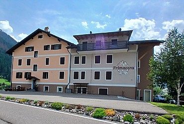 Appartamento a Moena. Questa è la nostra casa, al primo piano a sinistra, con i fiori alle finestre: qui ci siamo noi. L'appartamento invece è nella parte destra, al piano terra la parte giorno e al primo piano la parte notte, qui nascosta dagli alberi. Siamo nella frazione di Someda. Dall'altra parte della casa si gode un'ottima vista su Moena. Il parcheggio è privato. Siamo a 2 chilometri dagli impianti di Lusia-Bellamonte e a 13 circa da San Pellegrino-Falcade.