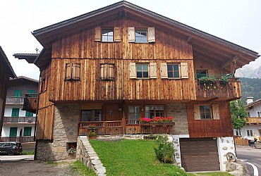 Appartamento a San Giovanni di Fassa - Pozza. Il TOBIA DE BARAT è la casa ideale per vivere una vacanza all’insegna del relax e dell’ospitalità familiare, per gli amanti delle cose rustiche e raffinate insieme ma al contempo dotate di ogni comfort. Arredata in legno in stile tipico ladino, con uso del garage, lavanderia, scaldascarponi per l’inverno e biciclette mountain bike per l’estate, si trova nel centro turistico di Pozza, nella zona di Meida e a pochi passi da tutti i servizi turistici. D'INVERNO, la pista da sci Alloch, illuminata anche per emozionanti discese notturne e gli impianti a fune Buffaure sono raggiungibili a piedi in pochi minuti così l’anello di fondo,  gli ospiti più piccoli dopo una breve passeggiata con mamma e papà lungo i campi innevati dietro casa potranno divertirsi con  altri bambini nel Parco Giochi sulla Neve e sciare al sicuro nel campetto sportivo Fraine sullo skilift baby. Per chi volesse scoprire le località e le piste da sci dei paesi limitrofi, può usufruire del servizio Skibus la cui fermata è sempre vicina casa. D'ESTATE,i campi dietro casa si trasformano in panoramiche passeggiate, ma anche in una comoda ciclabile che collega Pozza sia a Canazei che Moena i due poli opposti della Valle di Fassa, non mancano i parco giochi per i bambini e i club di animazione ma la gemma resta sicuramente la vicina Valle San Nicolò costellate di malghe e baite su prati smeraldini che si snoda alla fine del paese.