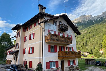Villa Paola - Soraga - Appartamentino di recente ristrutturazione al primo piano in casa plurifamiliare. Composto da cucina attrezzata e luminosa con divano e tv, camera da letto matrimoniale e bagno finestrato con doccia e lavatrice. Doppio tv, forno e microonde, inoltre posto macchina e giardino, in mezzo al verde ma a due passi dal centro. Adatto per due persone.  
