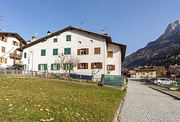 Margherita Dellantonio - Soraga di Fassa - L''appartamento si trova in zona tranquilla e molto solleggiata, vicino al centro ma anche al bosco. E'' dotato di televisore, lavatrice, ferro da stiro, phon per i capelli. A piano terra c''è il deposito per gli sci.
A 50 metri dalla casa c''è la fermata dello Skibus. Nelle vicinanze parte la pista per lo sci di fondo. E'' un buon punto di partenza anche per passeggiate verso Moena o verso Vigo di Fassa.