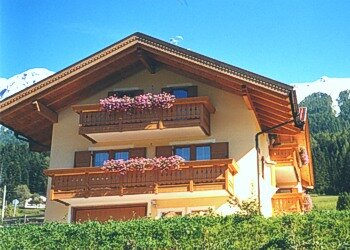 Ciasa Dany & Helene - Soraga di Fassa - La famiglia Rosso è lieta di ospitarvi nella sua casa di nuova costruzione, situata proprio ai piedi del gruppo del Monzoni, in una zona panoramica e soleggiata, fuori dal centro paese, dal traffico e dai rumori.
La casa è circondata da verde, boschi e montagne, oltre ad una bellissimo angolo per far giocare i vostri bambini. Da qui partono tranquille passeggiate verso i vicini paesi di Vigo, Pozza e Moena.
