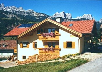 Appartamento a Soraga di Fassa. In soli cinque minuti a piedi si raggiunge il centro paese, dove si trova una bellissimo ed ampio parco giochi per divertire i vostri bambini, oltre ad un campo da calcio, uno da pallavolo ed una nuovissima pista ciclabile.