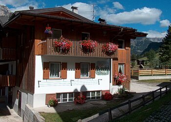 Appartamento a San Giovanni di Fassa - Pozza. Casa Cincelli è situata in una zona tranquilla e soleggiata, lontana dal traffico ma vicina al centro paese, con parcheggio privato. La casa è a 100 mt.dalla partenza degli impianti dello Skitour Panorama del Buffaure - Ciampac e a 50 mt. dalla favolosa pista con illuminazione notturna dell'Alloch e vicinissima alle passeggiate delle stupende Val San Nicolò e Monzoni