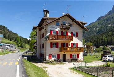 Villa Paola - Soraga di Fassa - Appartamentino di recente ristrutturazione al primo piano in casa plurifamiliare. Composto da cucina attrezzata e luminosa con divano e tv, camera da letto matrimoniale e bagno finestrato con doccia e lavatrice. Doppio tv, forno e microonde, inoltre posto macchina e giardino, in mezzo al verde ma a due passi dal centro. Perfetto per due persone ma dotato anche di divano letto.
