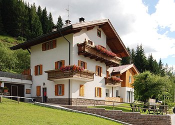 Appartamento a Moena. Situata in zona residenziale e tranquilla con incantevole vista sul Catinaccio ed il Gruppo del Sella. Il centro di Moena è raggiungibile a piedi in 5 minuti e gli impianti di risalita distano 1.5 km