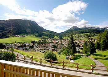 Wohnung - Moena. Unsere Gaeste koennen die grosse, gepflegte private Gartenanlage benvetzen.
Parkplaetze, Skiraum und Abstellraum fuer Sportgeraete sind vorhanden.