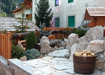 Apartment in Campitello di Fassa - Garden - Photo ID 379