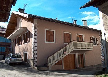 Appartamento a San Giovanni di Fassa - Pozza. La Casa Freina si trova appunto in via Freina che è uno dei punti più caratteristici di Pozza, zona tranquilla ma vicino al centro e agli impianti di risalita.