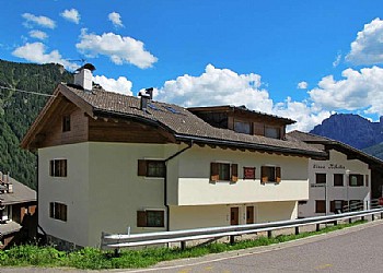 Appartamento a San Giovanni di Fassa -  Muncion. A 5 min. di macchina da Pera si trova l'abitato di Muncion, zona tranquilla e soleggiata da dove partono stupende passeggiate per Gardeccia e dove si può ammirare il Catinaccio.
Questo piccolo paese gode di alcuni indubbi vantaggi, quali la lontananza dal traffico caotico della ex S.S. 48, la posizione privilegiata, con esposizione al sole per parecchie ore della giornata anche nei mesi invernali, e lo stupendo panorama che si offre a chi si affaccia dal 
